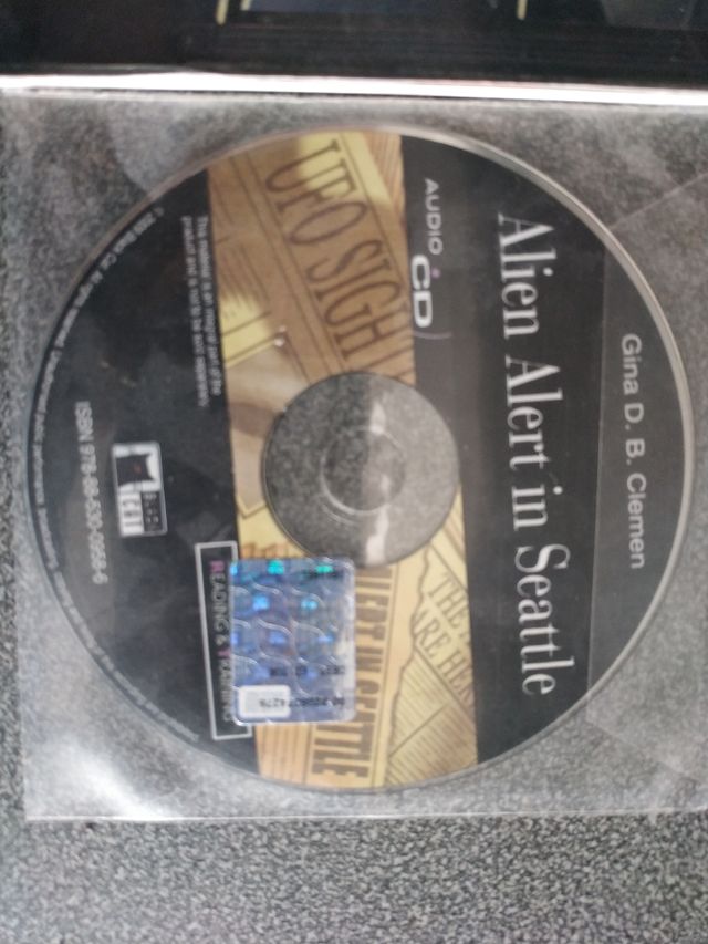 ALIEN ALERT IN SEATLE. ED. BLACK CAT . GINA CLEMEN