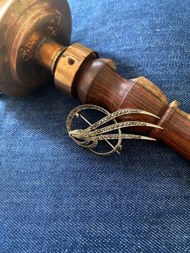 Broche de plata y marquesitas años 30