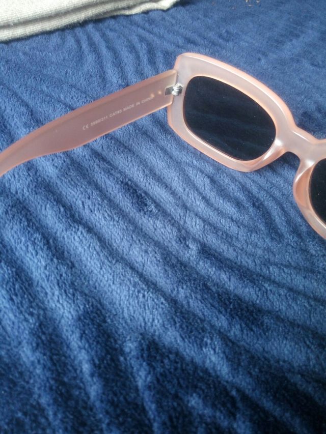 GAFAS ROSAS PULL AND BEAR