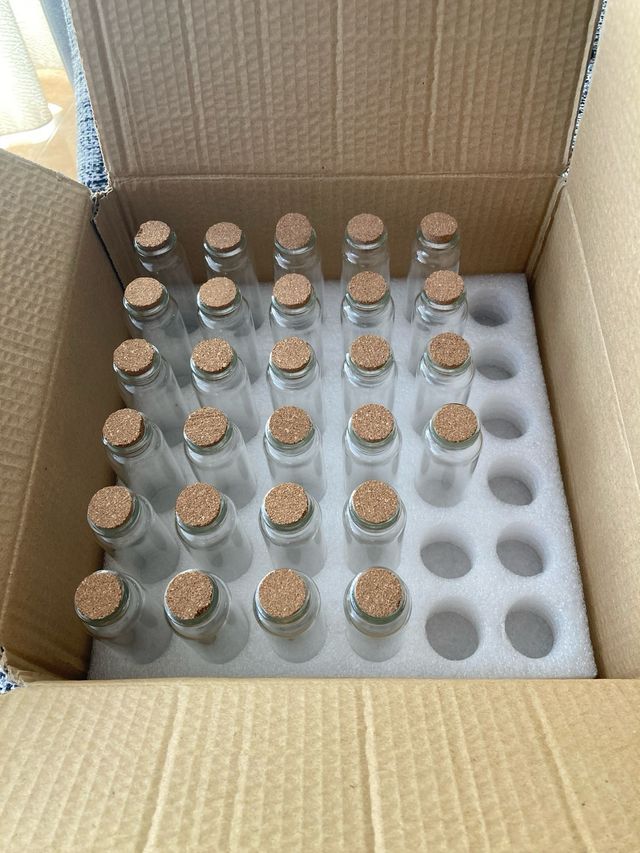 28 botellines de cristal 50ml