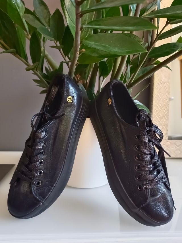 Playeras plataforma Negras