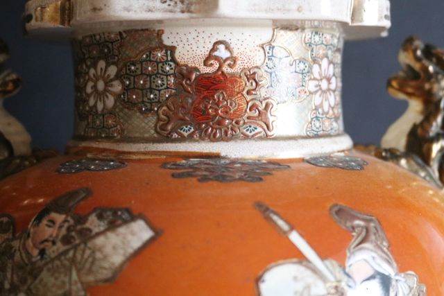 Jarrones japoneses (2)de porcelana Satsuma (Meiji)