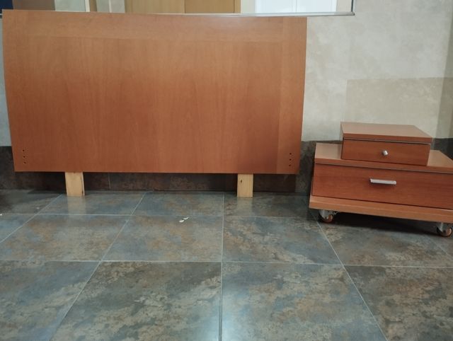 Cabezal y mesita de madera maciza