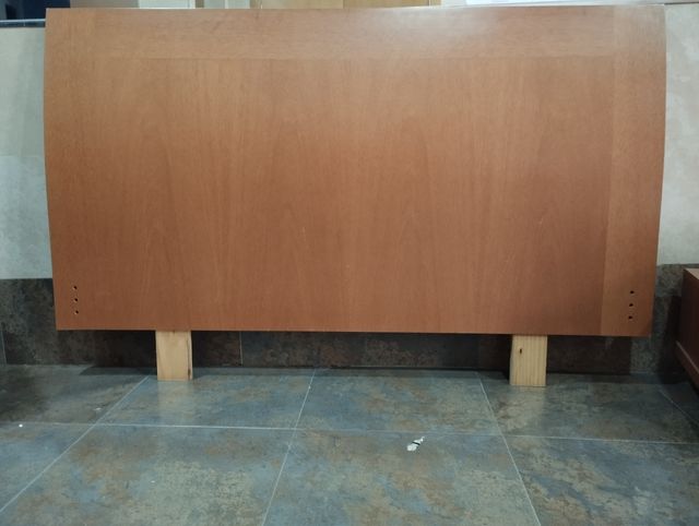 Cabezal y mesita de madera maciza