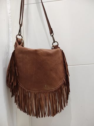 bolso piel italiana flecos. 