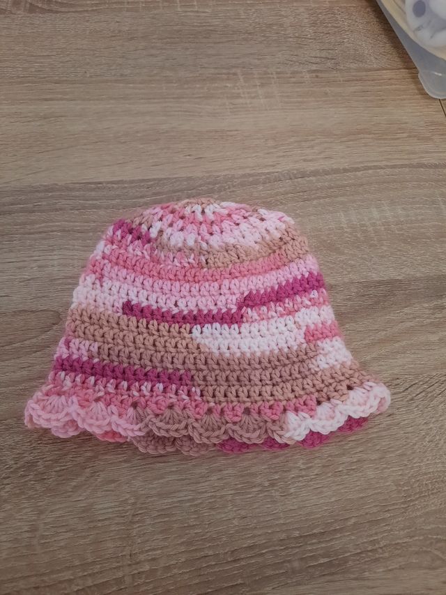 dos gorros nuevos recién nacidos hechos a mano