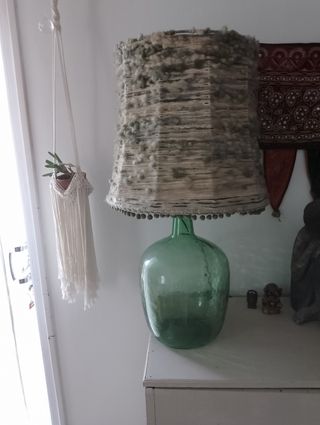 lámpara de lana y botella de cristal
