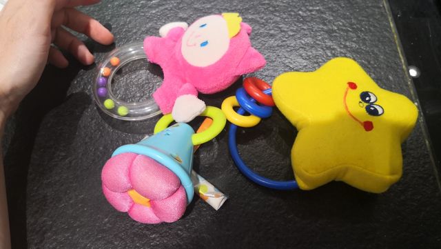 Lote de 6 art. (3 sonajeros y 3 muñecos)