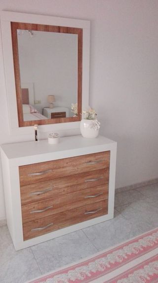 cómoda y espejo