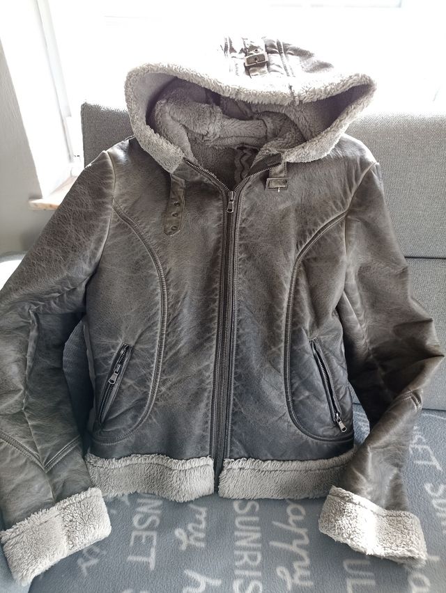 cazadora poli piel  con capucha