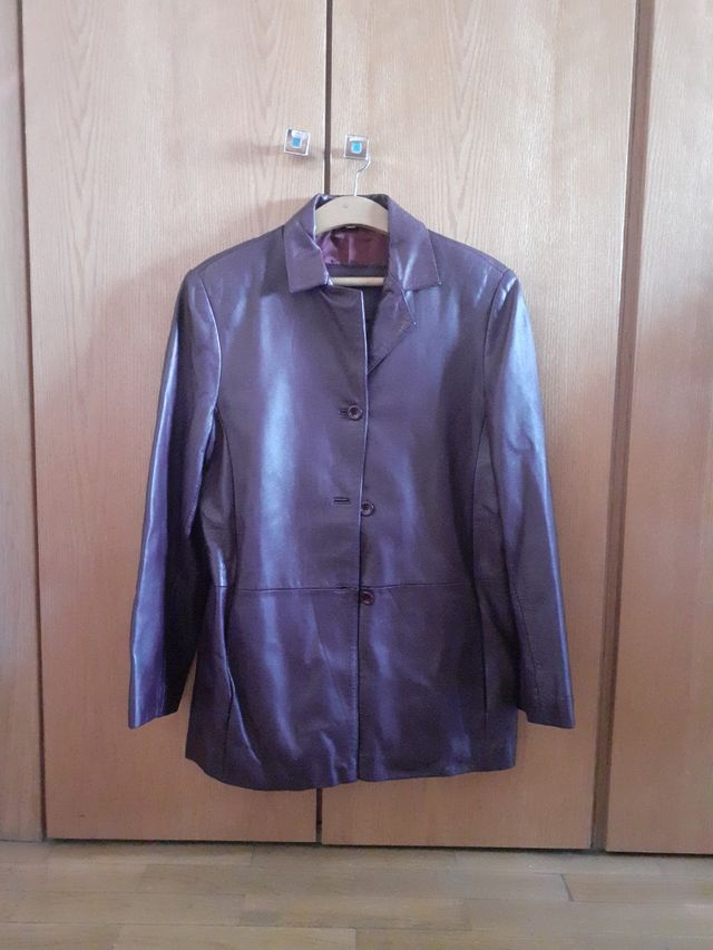 Chaqueta de cuero color vino