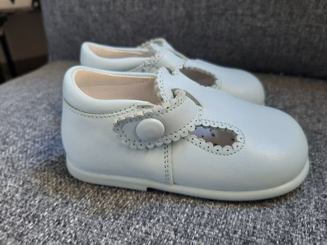 Zapatos piel azul claro talla 18/19