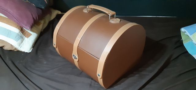 Estojo rígido bege e marrom