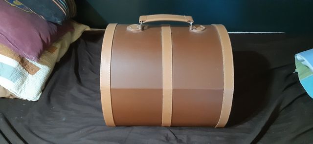 Estojo rígido bege e marrom