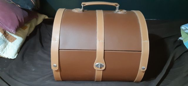 Estojo rígido bege e marrom