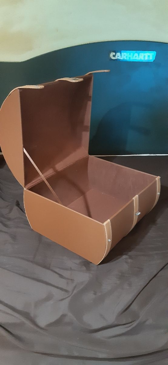 Estojo rígido bege e marrom