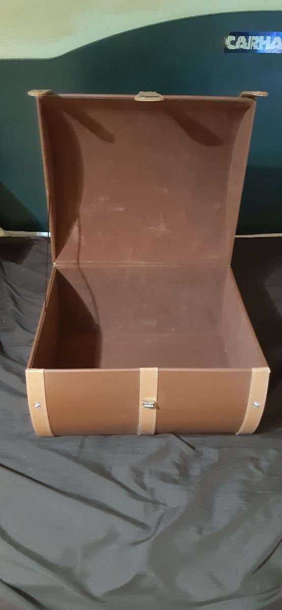 Estojo rígido bege e marrom