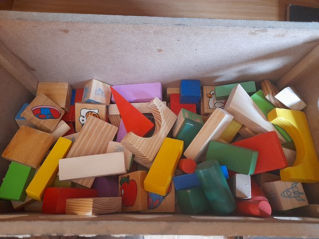 caja de piezas de madera para jugar