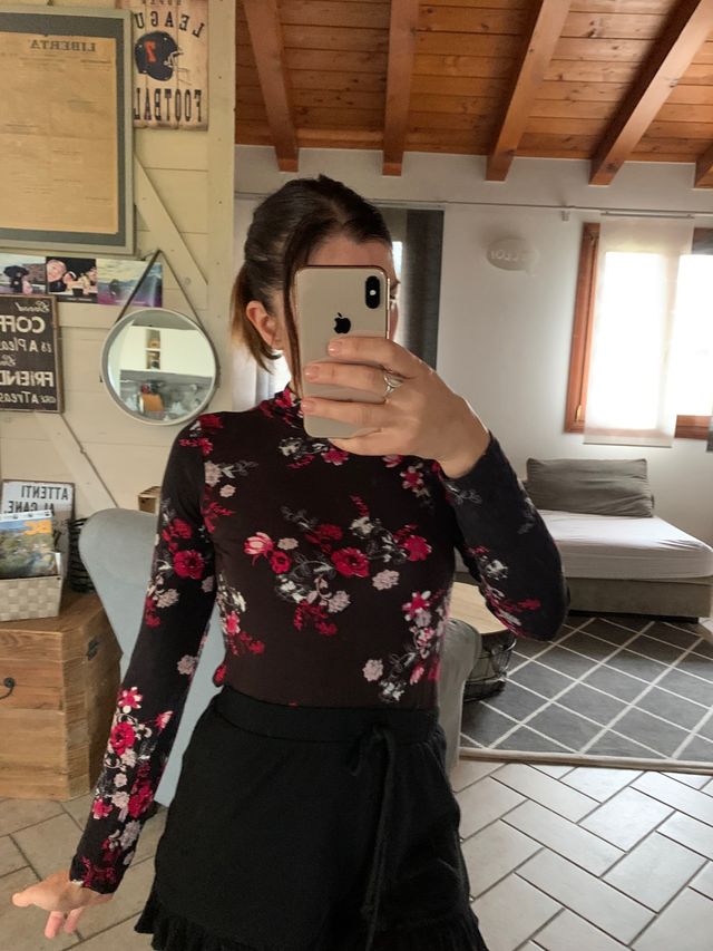 Lupetto nero con fiori