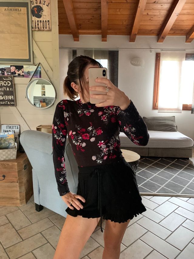 Lupetto nero con fiori