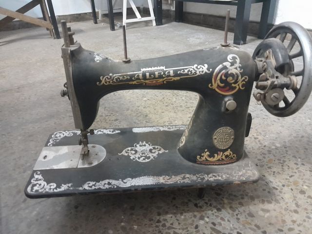 máquina de coser antigua alfa