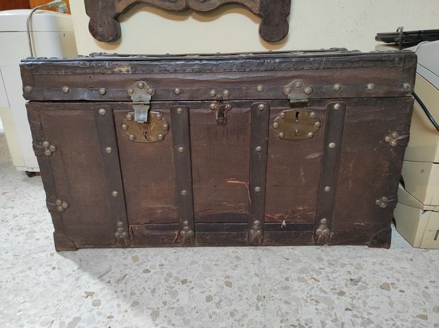 BAÚL ARCÓN ANTIGUO FORRADO METAL INTERIOR