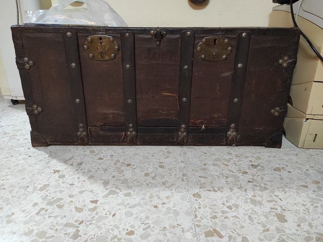 BAÚL ARCÓN ANTIGUO FORRADO METAL INTERIOR