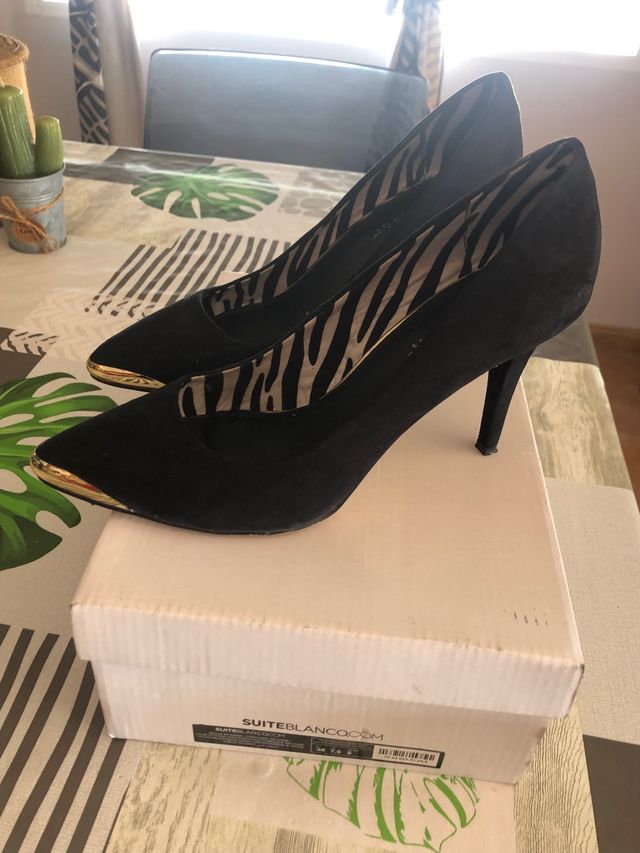 Zapatos negros con puntera dorada, de Blanco 