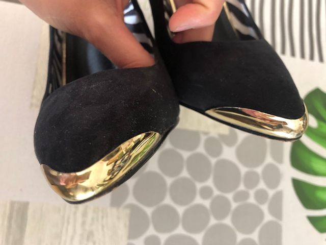 Zapatos negros con puntera dorada, de Blanco 