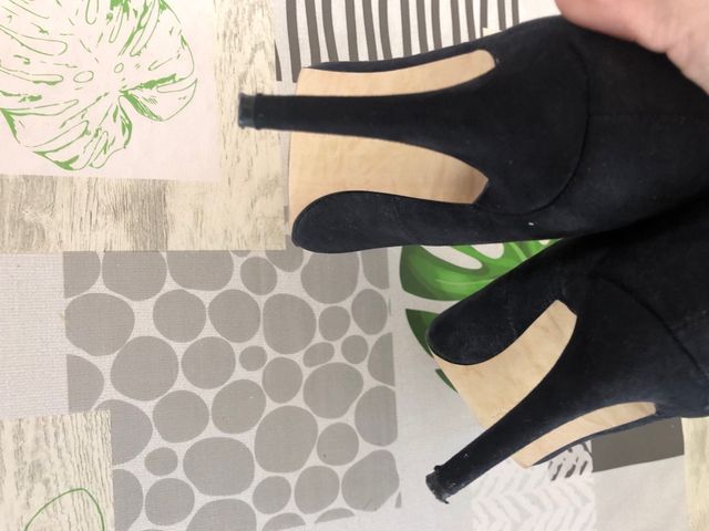 Zapatos negros con puntera dorada, de Blanco 