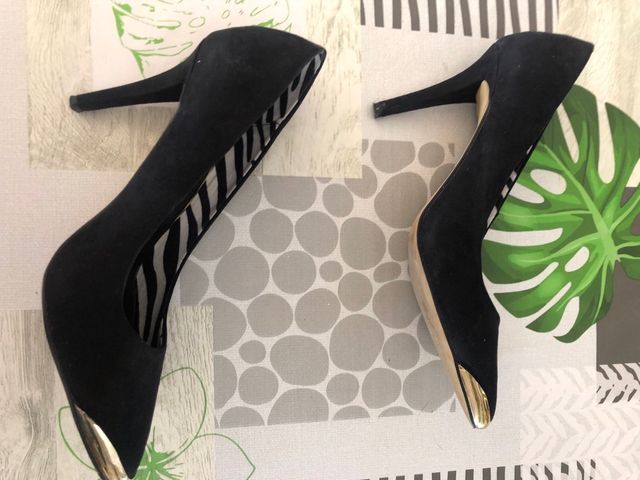 Zapatos negros con puntera dorada, de Blanco 