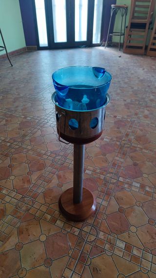 Pie con cubo para enfriar vino
