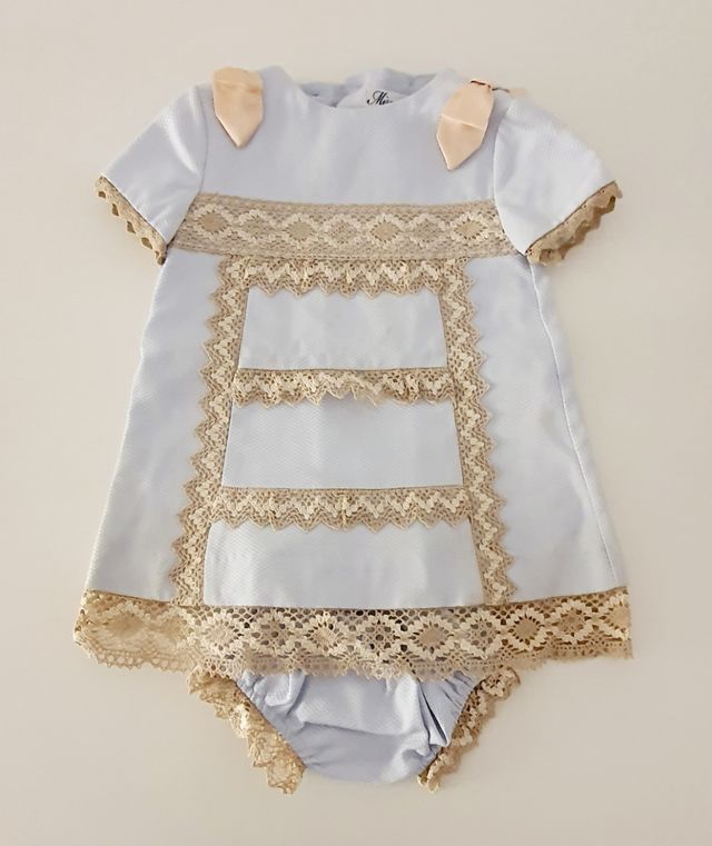 Vestido celeste piqué con encaje de hilo