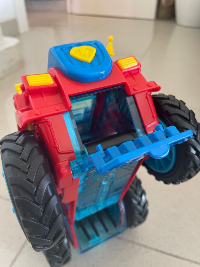 SuperZings Laboratorio  y coche Monster Roller