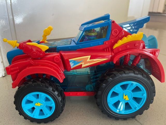 SuperZings Laboratorio  y coche Monster Roller