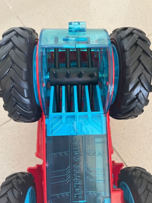 SuperZings Laboratorio  y coche Monster Roller