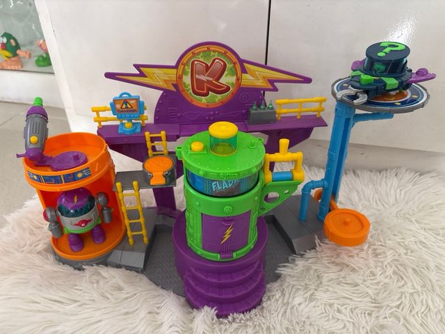 SuperZings Laboratorio  y coche Monster Roller