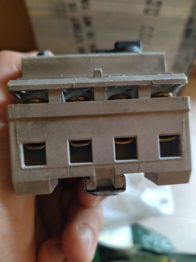 Interruptor diferencial trifásico