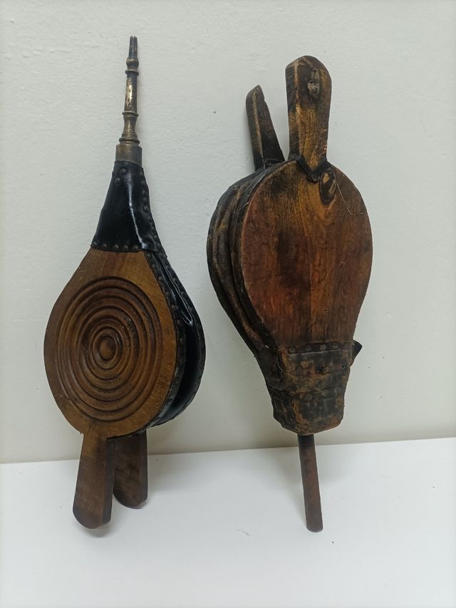 Garrafa mimbre y soplillos antiguos ud
