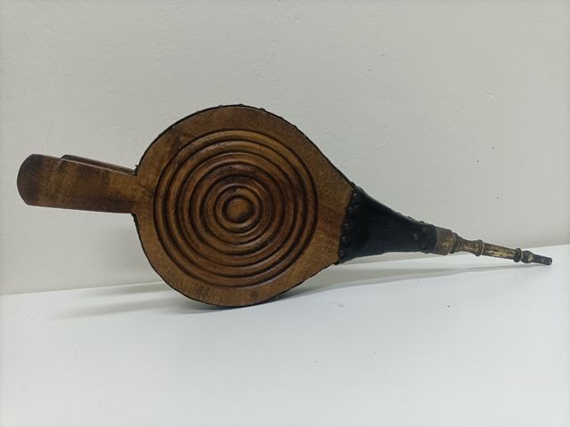 Garrafa mimbre y soplillos antiguos ud