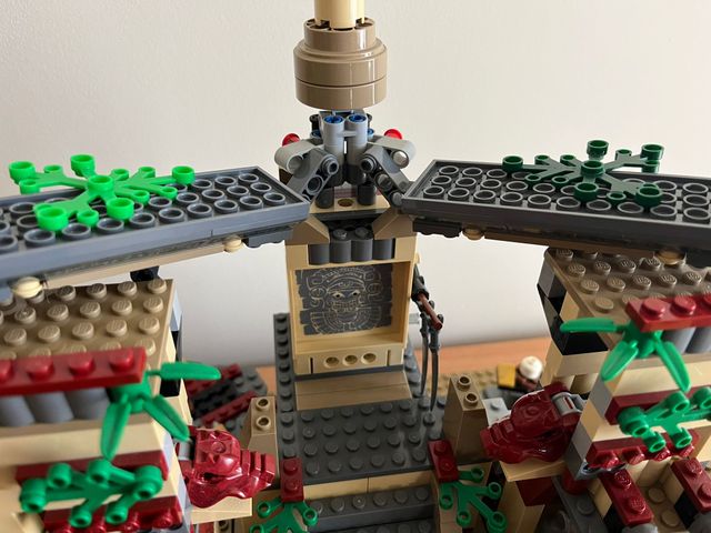 LEGO Indiana Jones 7627 Temple of the Crystal Skul