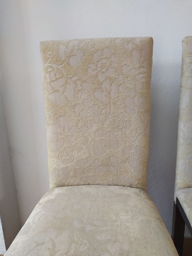 Silla de madera con estampado floral beige