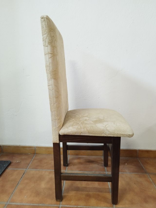 Silla de madera con estampado floral beige