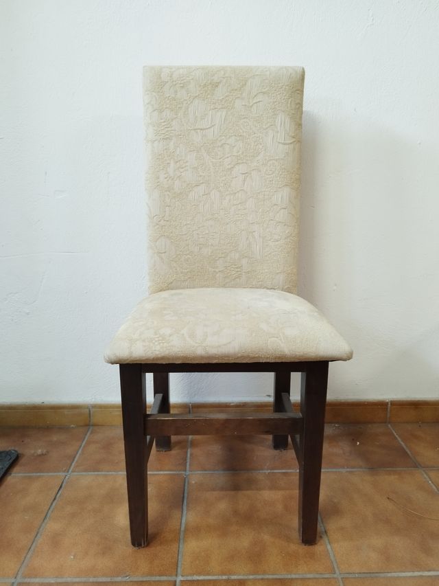Silla de madera con estampado floral beige