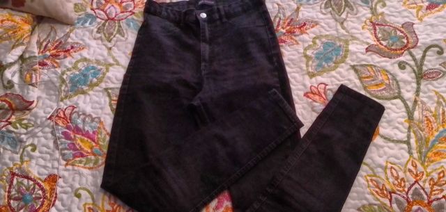 Pantalón vaquero pitillo negro talla 38 de Zara