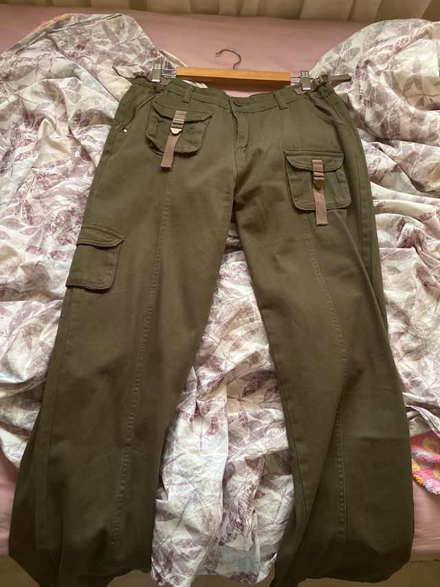 Pantalones verdes anchos