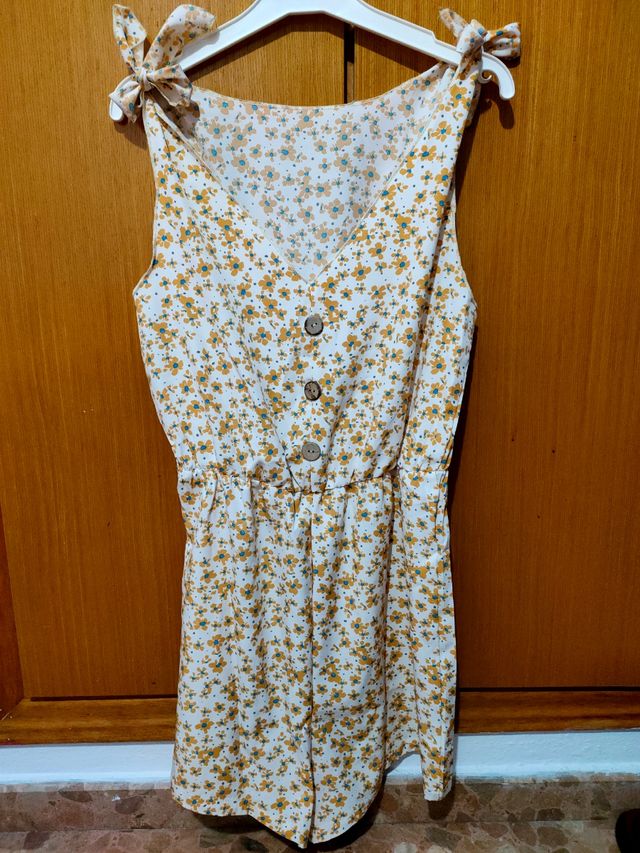 Mono floral con botones