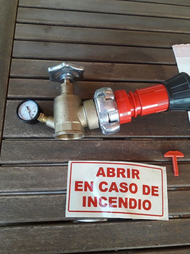 Llave de paso contraincendios y lanzadera