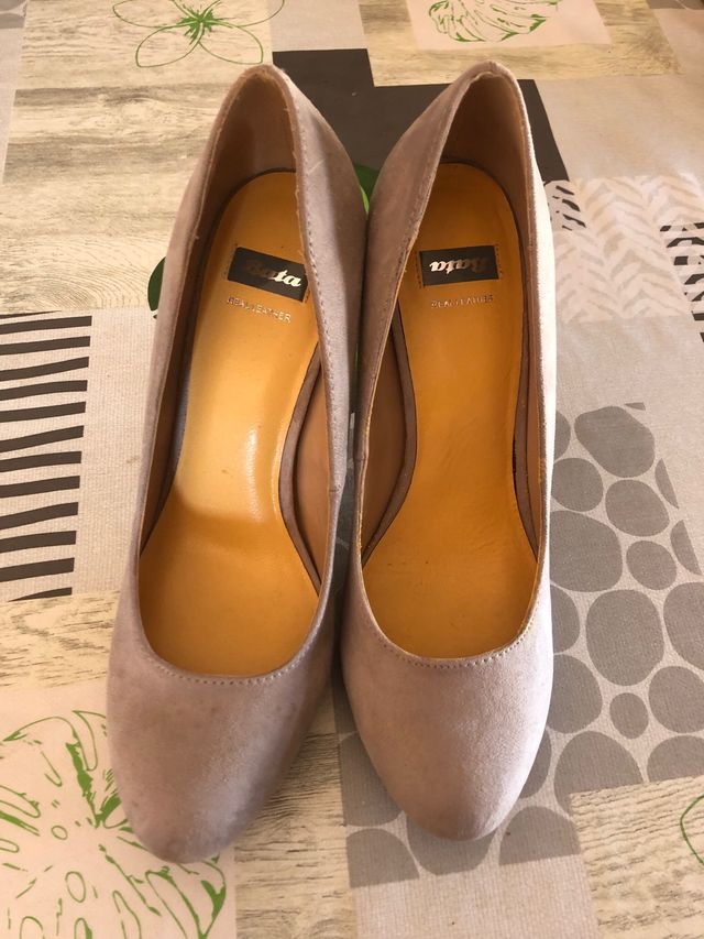 Zapatos grises de Bata