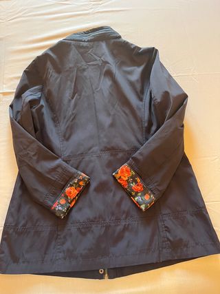 Parka ligera azul. El Corte Inglés